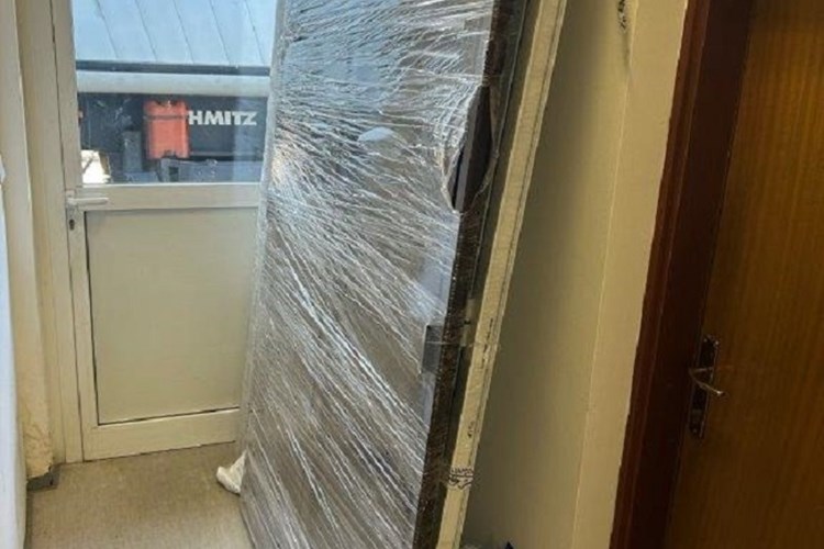 Slika /17416 Aluminijska ulazna vrata i aluminijske grilje/vrata.jpg